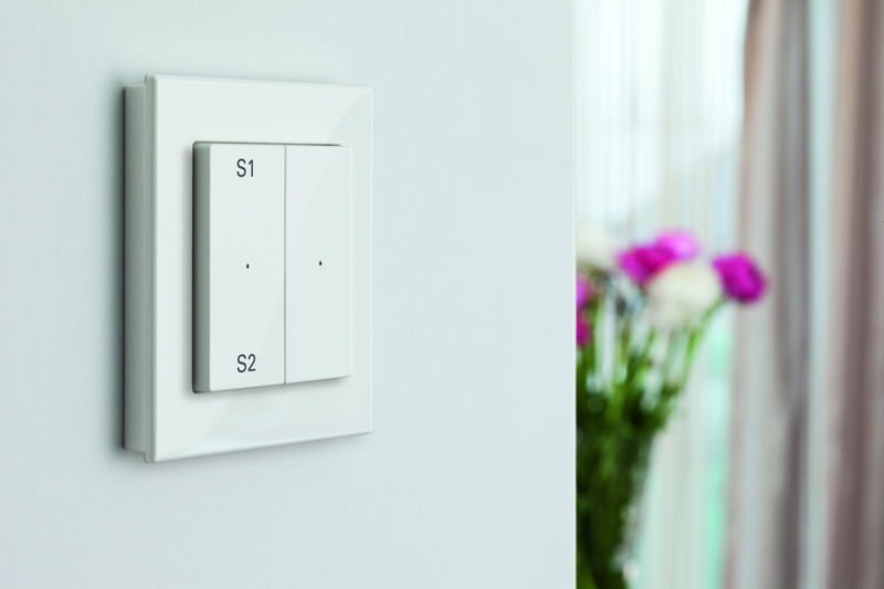 Universal-Dimmer für LED- und Energiespar-Lampen von Merten - Effizienz und Ambiente