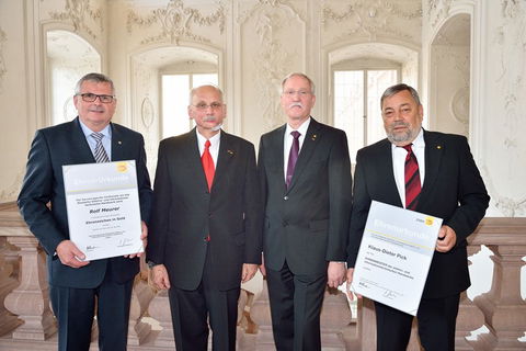 Walter Tschischka erhält ZVEH-Ehrenring und Bundesverdienstkreuz