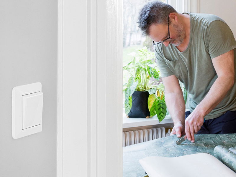 Strömbrytare och vägguttag i moderna färger ger lyft åt installationen