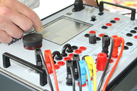 Yenilenebilir Enerji Sistemlerinde Koruma Rölesini Test Etmenin Zorlukları